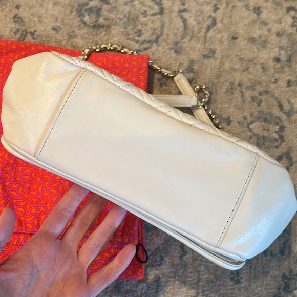 Tory Burch Designer Marion Small Quilted Leather Shoulder Bag - white and gold - Picture 4 of 7